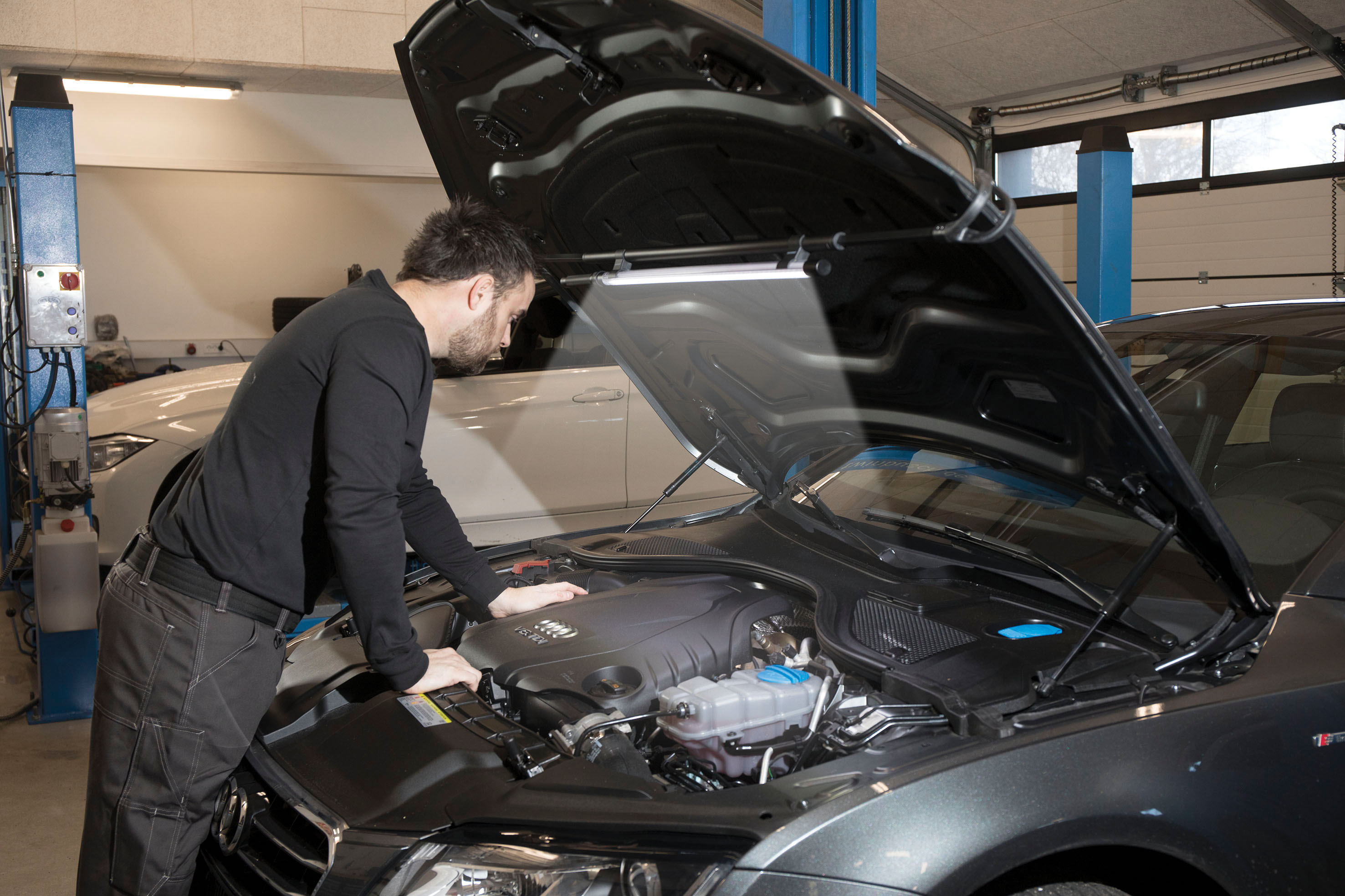 LINE LIGHT C+R Powerful illumination of the engine bay